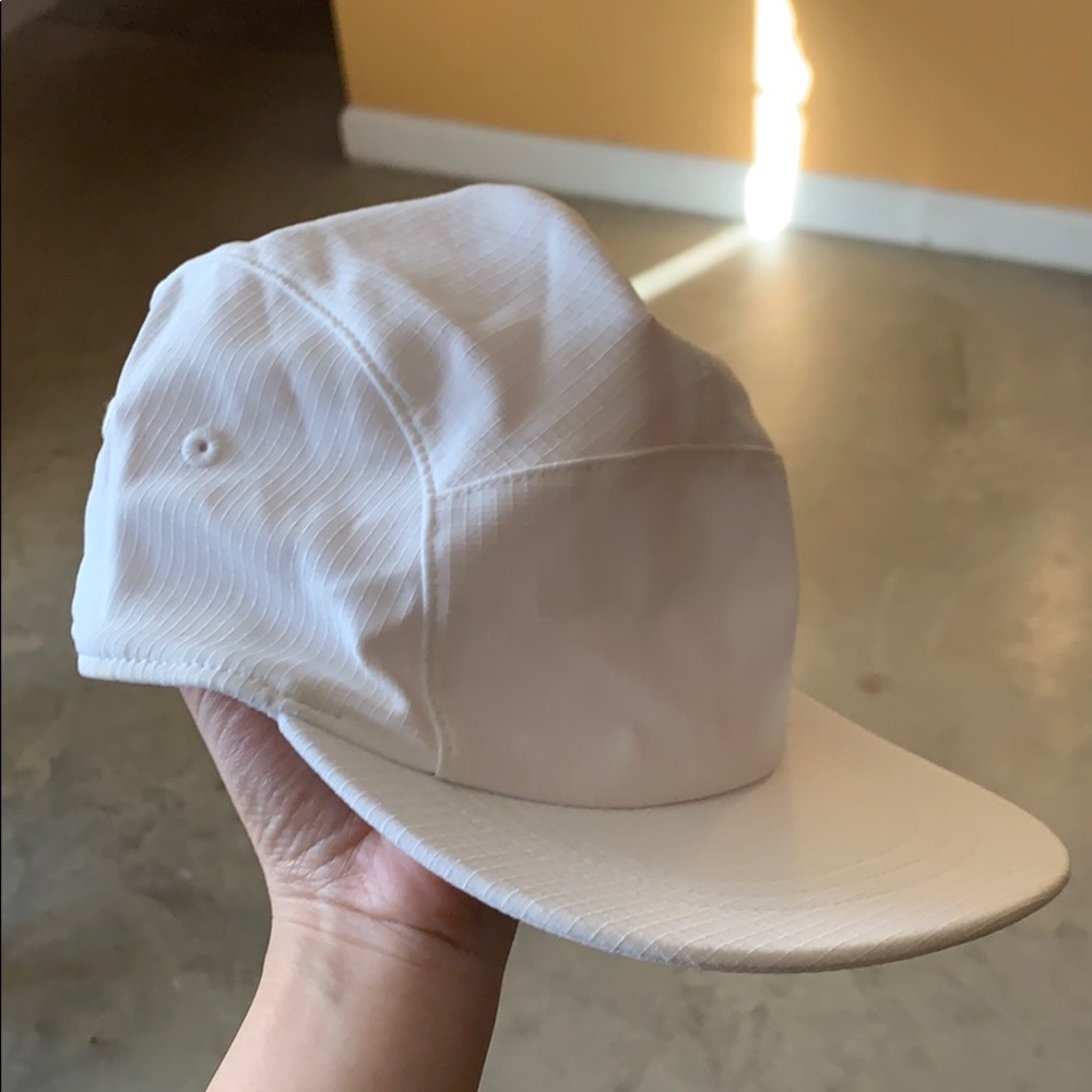 Lululemon white hat.